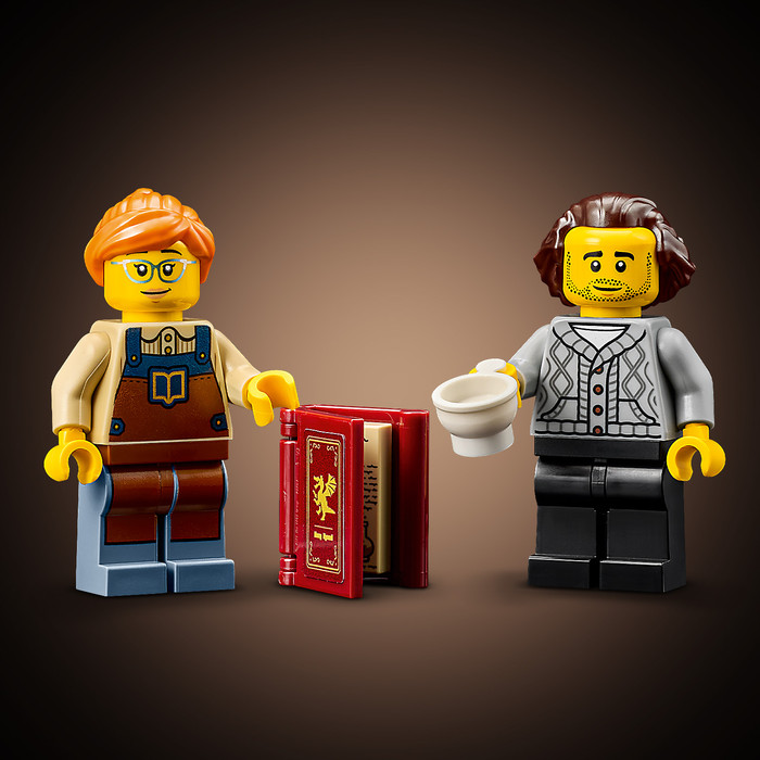 LEGO Icons Bookend: Bookstore 11379 product in use