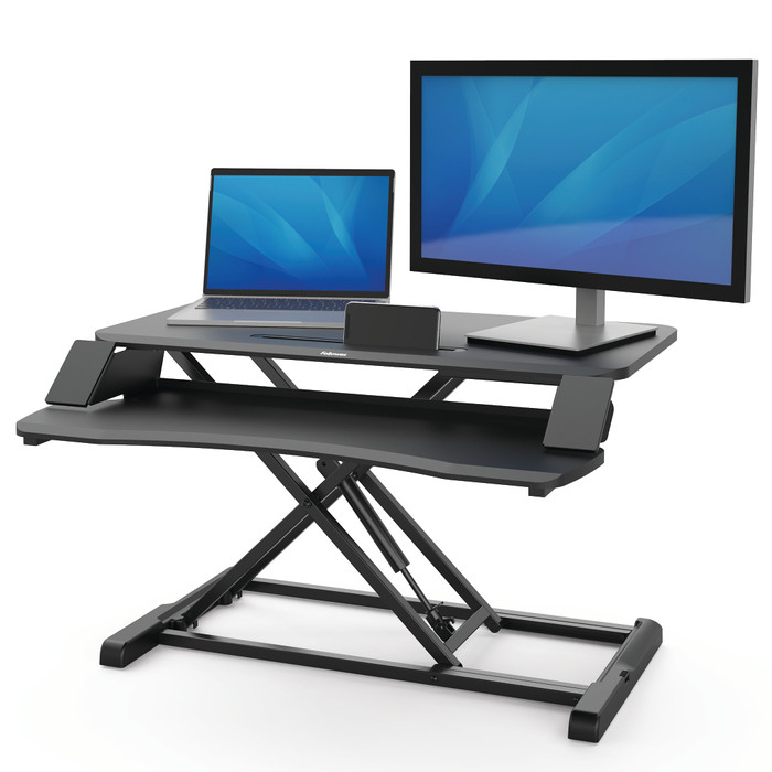 Fellowes Corsivo Sitz-Steh-Workstation Schwarz produkt in gebrauch