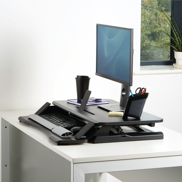 Fellowes Corsivo Sitz-Steh-Workstation Schwarz produkt in gebrauch