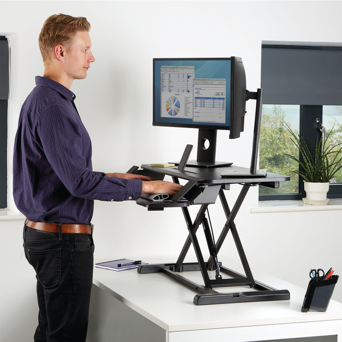 Fellowes Corsivo Sitz-Steh-Workstation Schwarz produkt in gebrauch