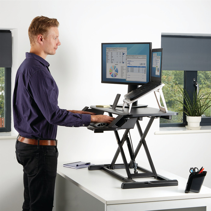 Fellowes Corsivo Sitz-Steh-Workstation Schwarz produkt in gebrauch