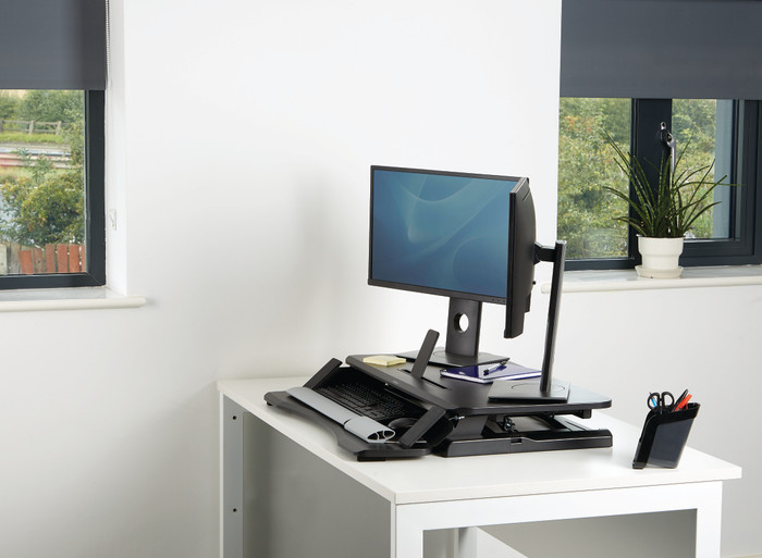 Fellowes Corsivo Sitz-Steh-Workstation Schwarz produkt in gebrauch