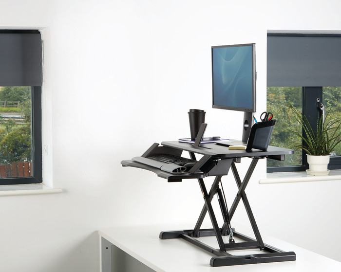 Fellowes Corsivo Sitz-Steh-Workstation Schwarz produkt in gebrauch