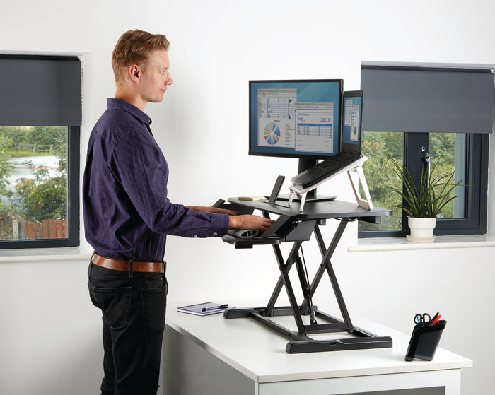Fellowes Corsivo Sitz-Steh-Workstation Schwarz produkt in gebrauch
