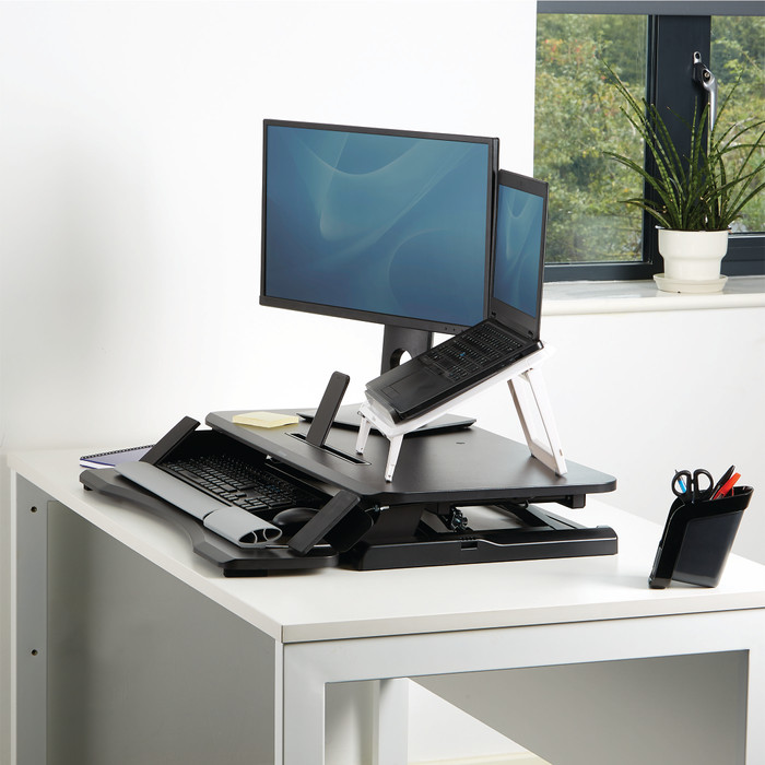 Fellowes Corsivo Sitz-Steh-Workstation Schwarz produkt in gebrauch