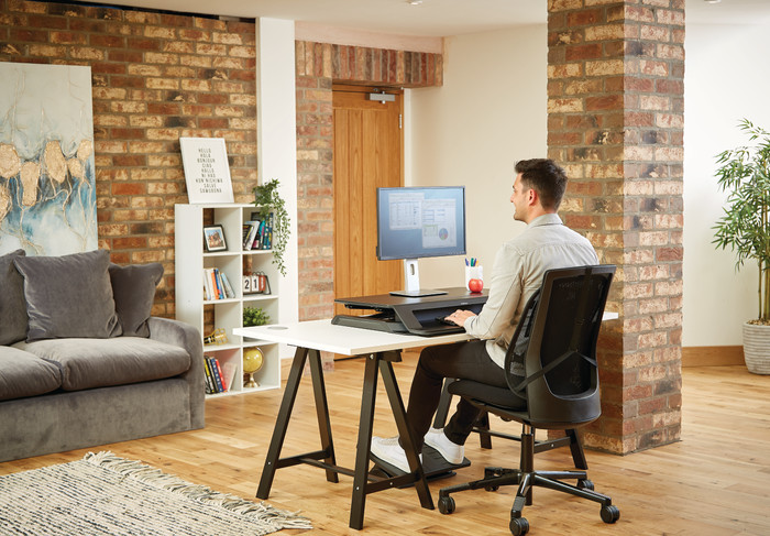 Fellowes Corsivo Sitz-Steh-Workstation Schwarz produkt in gebrauch