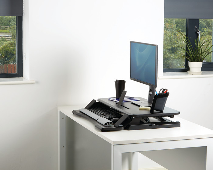 Fellowes Corsivo Sitz-Steh-Workstation Schwarz produkt in gebrauch