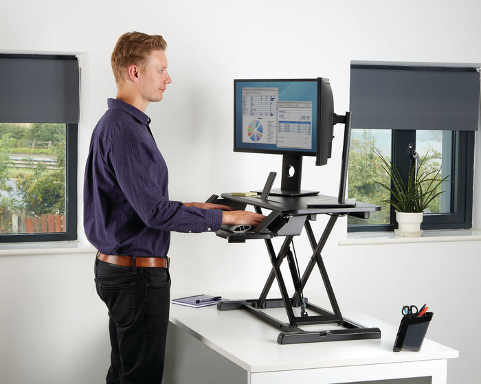 Fellowes Corsivo Sitz-Steh-Workstation Schwarz produkt in gebrauch