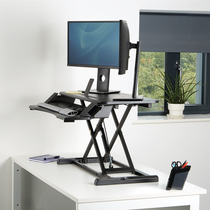 Fellowes Corsivo Sitz-Steh-Workstation Schwarz produkt in gebrauch