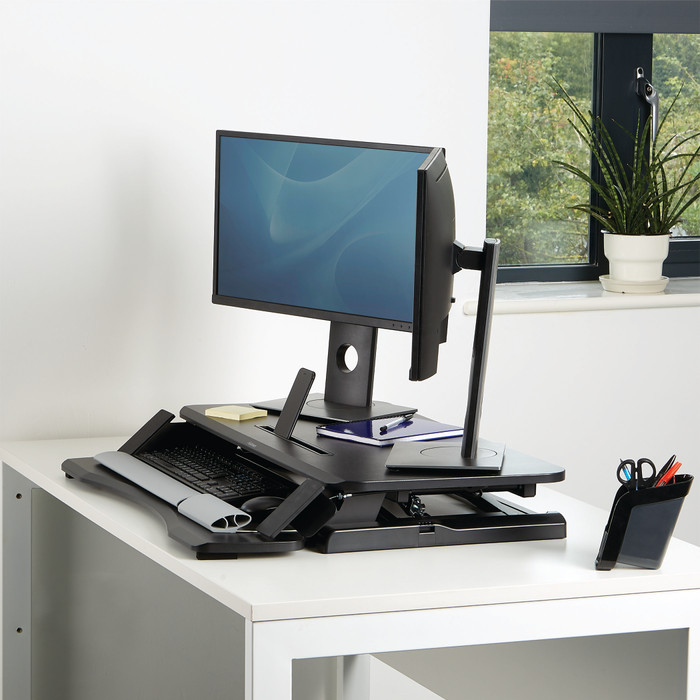 Fellowes Corsivo Sitz-Steh-Workstation Schwarz produkt in gebrauch