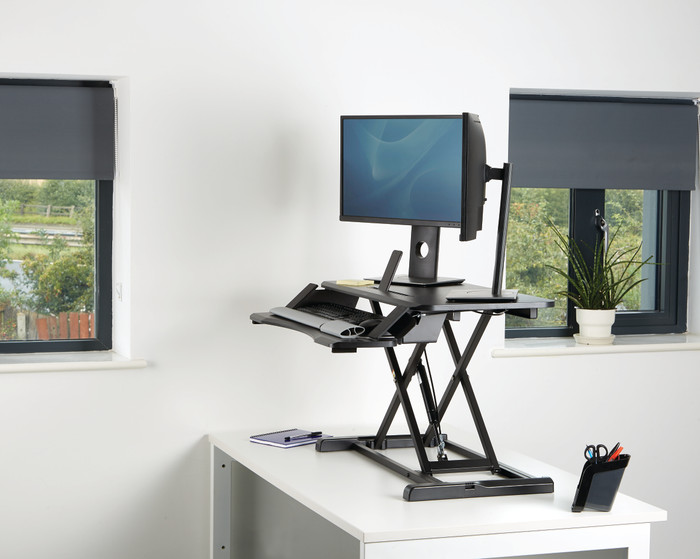Fellowes Corsivo Sitz-Steh-Workstation Schwarz produkt in gebrauch