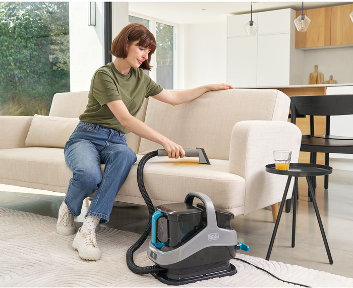 BLACK+DECKER BHSC1350CHS-QS product in use