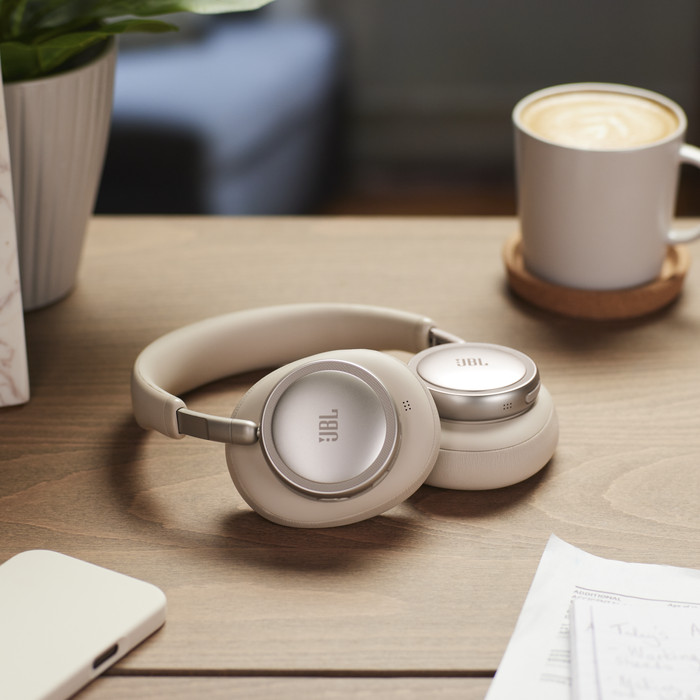 JBL Live 780NC Champagner produkt in gebrauch