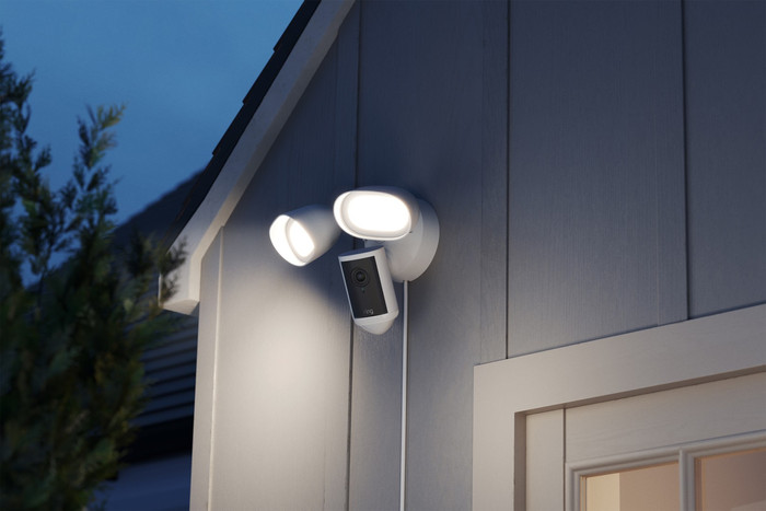 Ring Floodlight Cam Wired Pro 2. Generation Weiß produkt in gebrauch