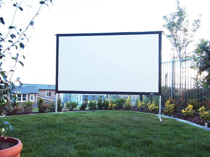 Elite Screens Yard Master 2 135 Zoll produkt in gebrauch