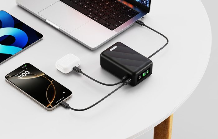 BlueBuilt Powerbank 27.000 mAh mit Schnellladefunktion 140 Watt produkt in gebrauch