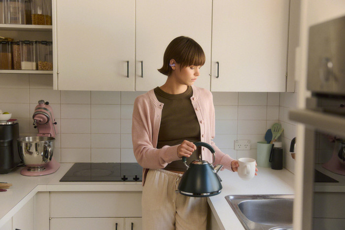 Sony Linkbuds Clip Lila produkt in gebrauch