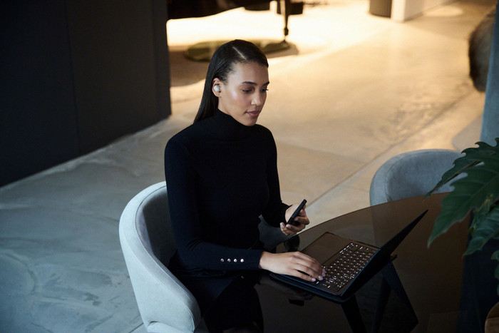 Sony WF1000XM6S Silber produkt in gebrauch