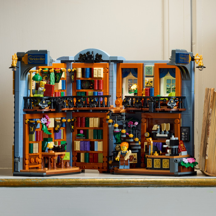 LEGO Icons Bookend: Bookstore 11379 product in use