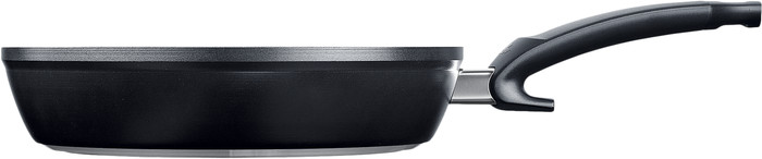 Fissler Ceratal Comfort Orbit Schwarz Bratpfanne 24 cm vorne