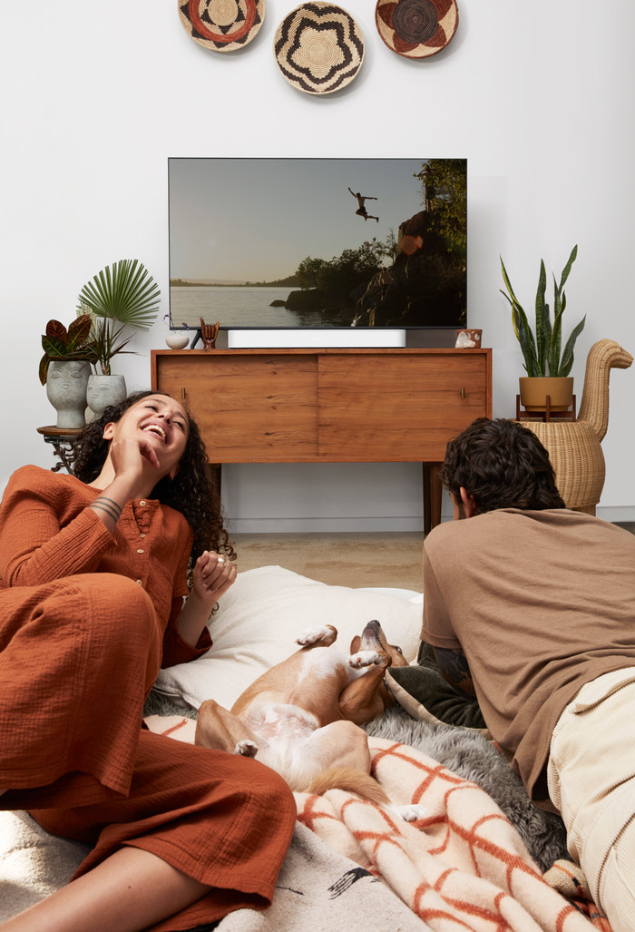 Sonos Beam Gen. 2 Weiß + 2x Era 300 Weiß produkt in gebrauch