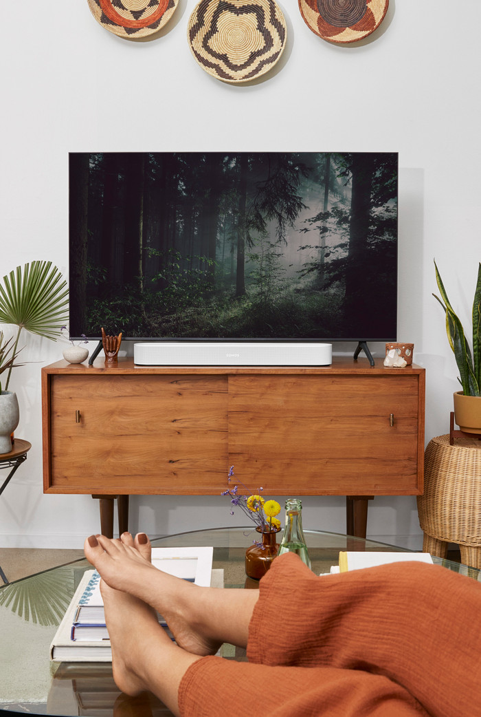 Sonos Beam Gen. 2 Weiß + 2x Era 300 Weiß produkt in gebrauch