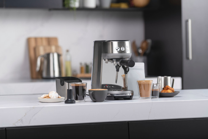 Sage the Bambino Stainless Steel + Kaffeemühle produkt in gebrauch