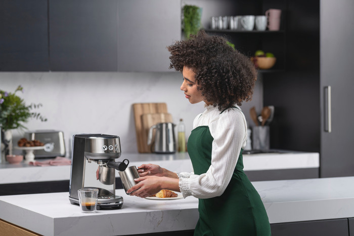 Sage the Bambino Stainless Steel + Kaffeemühle produkt in gebrauch
