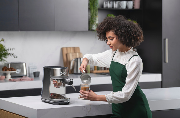 Sage the Bambino Stainless Steel + Kaffeemühle produkt in gebrauch