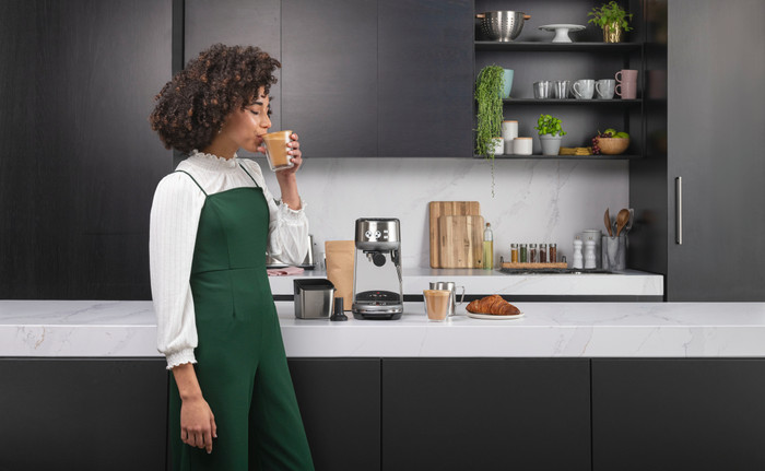 Sage the Bambino Stainless Steel + Kaffeemühle produkt in gebrauch