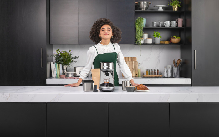 Sage the Bambino Stainless Steel + Kaffeemühle produkt in gebrauch