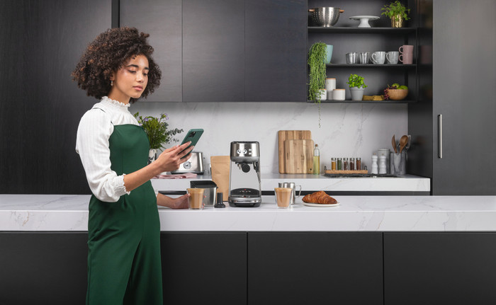 Sage the Bambino Stainless Steel + Kaffeemühle produkt in gebrauch