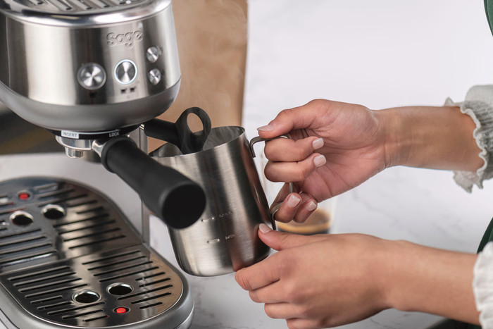 Sage the Bambino Stainless Steel + Kaffeemühle produkt in gebrauch