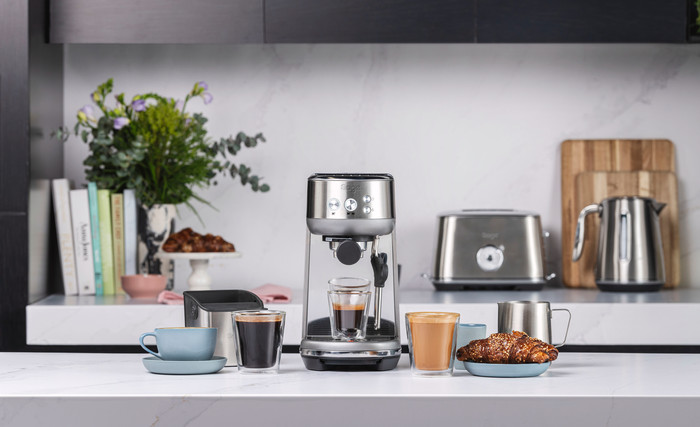 Sage the Bambino Stainless Steel + Kaffeemühle produkt in gebrauch
