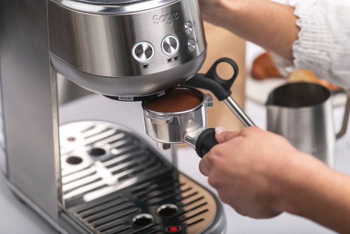 Sage the Bambino Stainless Steel + Kaffeemühle produkt in gebrauch