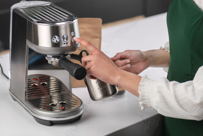 Sage the Bambino Stainless Steel + Kaffeemühle produkt in gebrauch