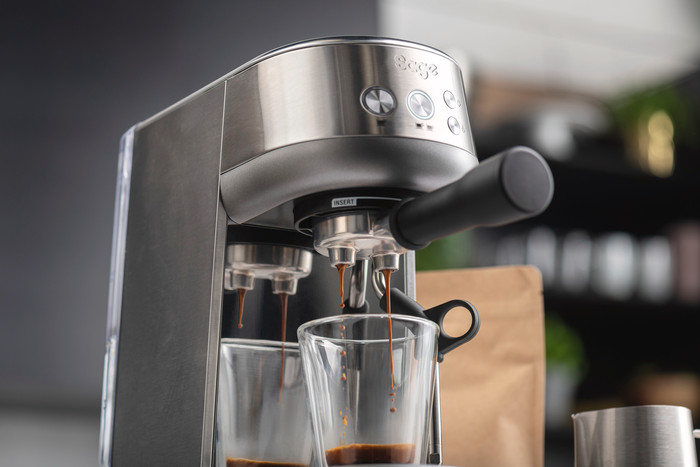 Sage the Bambino Stainless Steel + Kaffeemühle produkt in gebrauch