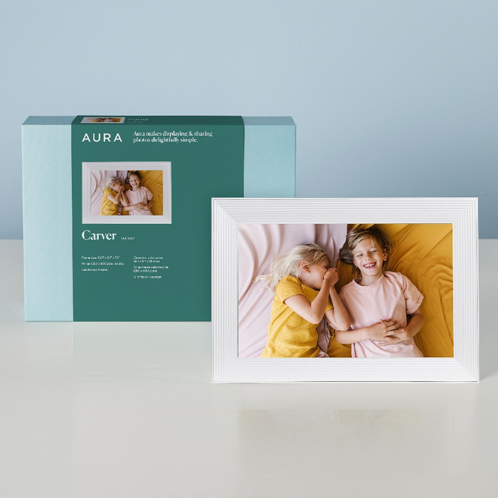 Aura Frames Carver Weiß produkt in gebrauch
