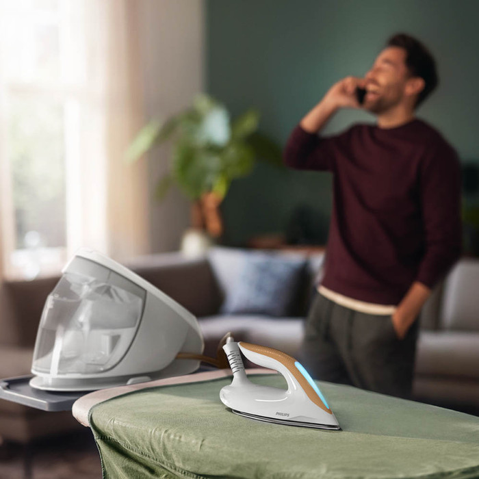 Philips 7000 Series PerfectCare PSG7040/10 product in use