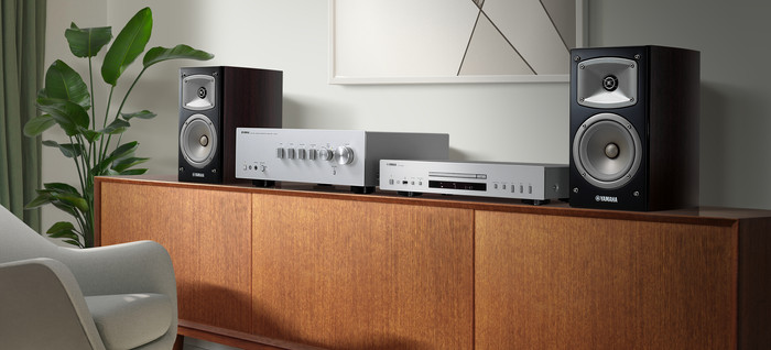 Yamaha CD-S303 Black product in use