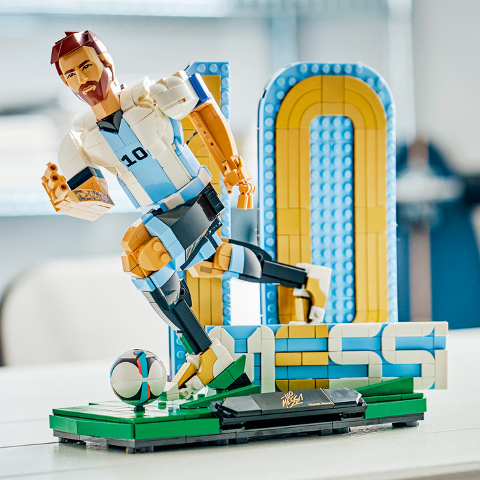 LEGO Editions Lionel Messi - Football Legend 43015 product in use