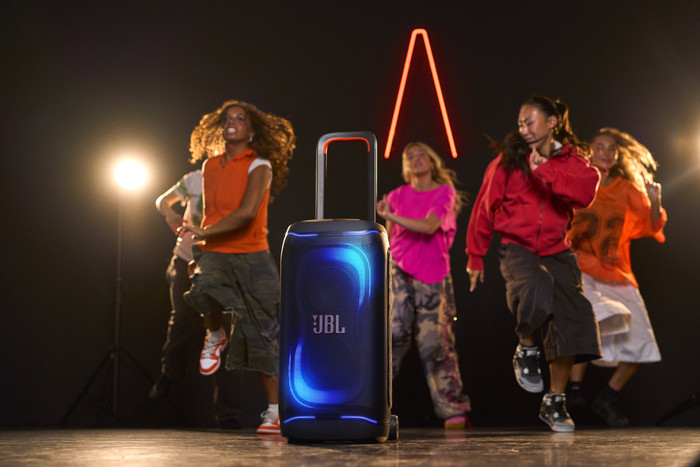 JBL Partybox 330 Weiß produkt in gebrauch