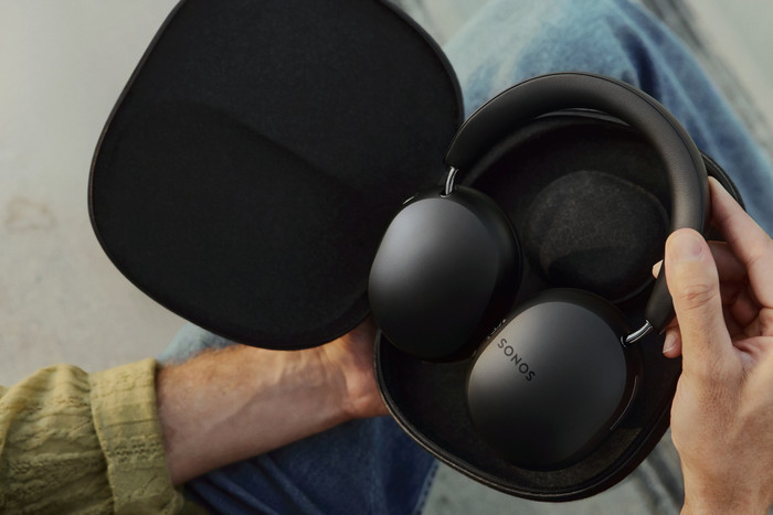 Sonos Ace Schwarz + BlueBuilt Power-Delivery-Ladegerät mit USB-C produkt in gebrauch