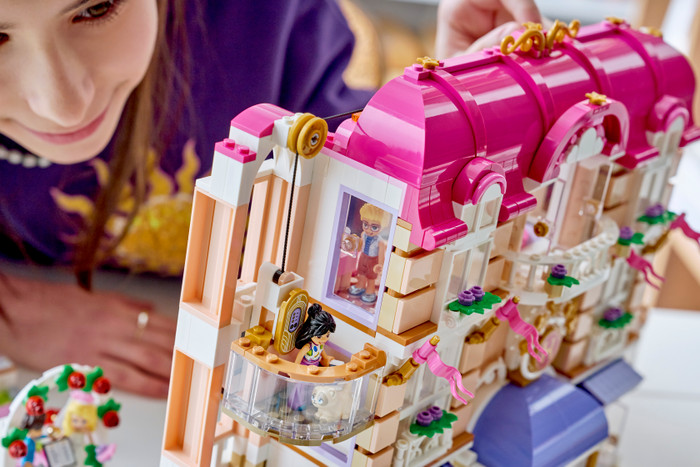 LEGO Friends Das Grandhotel von Heartlake City 42704 produkt in gebrauch