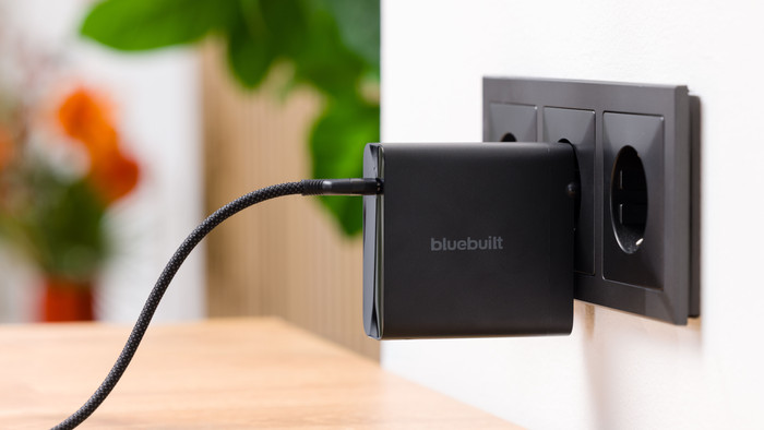 BlueBuilt 140W GaN USB-C Charger Black + USB-C cable 240W 2m Nylon Black product in use
