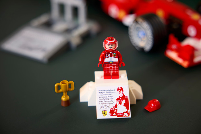 LEGO Icons F1 Ferrari und Michael Schumacher 11375 produkt in gebrauch