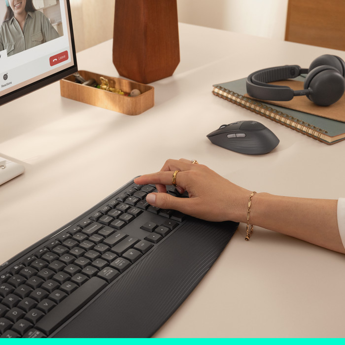 Logitech MK880 Signature Comfort Plus Kabellose Tastatur und Maus Combo Offwhite QWERTZ produkt in gebrauch