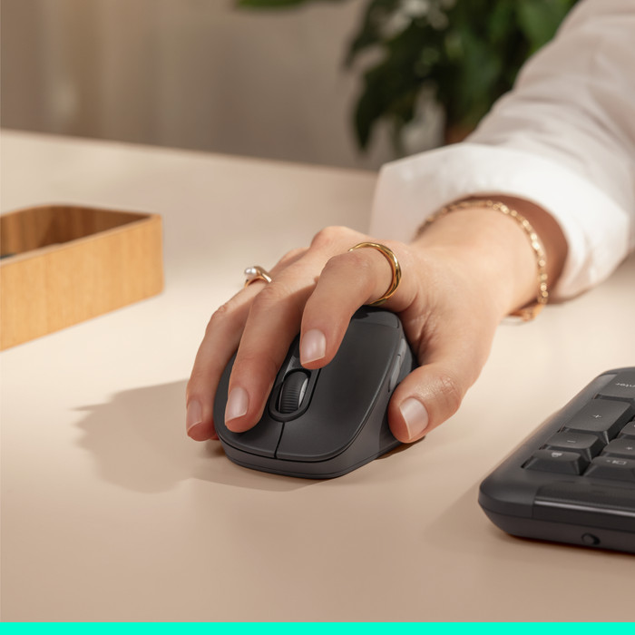 Logitech MK880 Signature Comfort Plus Kabellose Tastatur und Maus Combo Graphite QWERTZ produkt in gebrauch