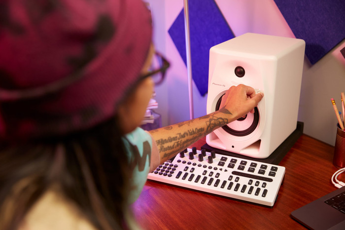 Pioneer DJ DM-50D-W produkt in gebrauch