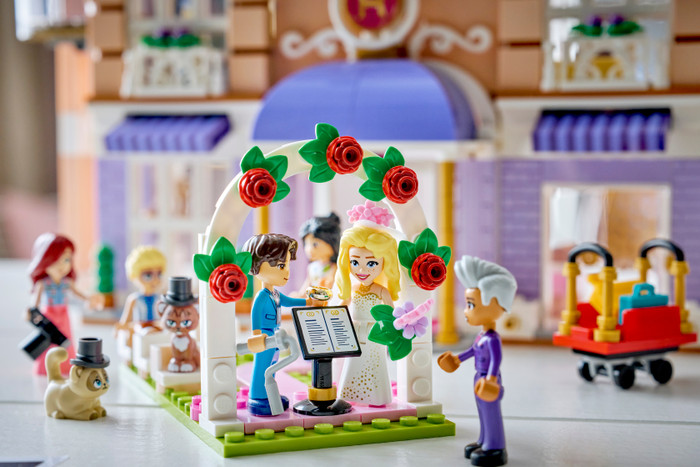 LEGO Friends Das Grandhotel von Heartlake City 42704 produkt in gebrauch